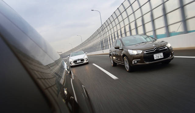 <strong>Citroen DS4 Chic 6AT｜シトロエン DS4 シック 6AT</strong><br />左はDS3 Sport Chic Ultra Prestigeの特徴的なボディパネル 中央の白いクルマがDS5 Chic、右がDS4 6AT