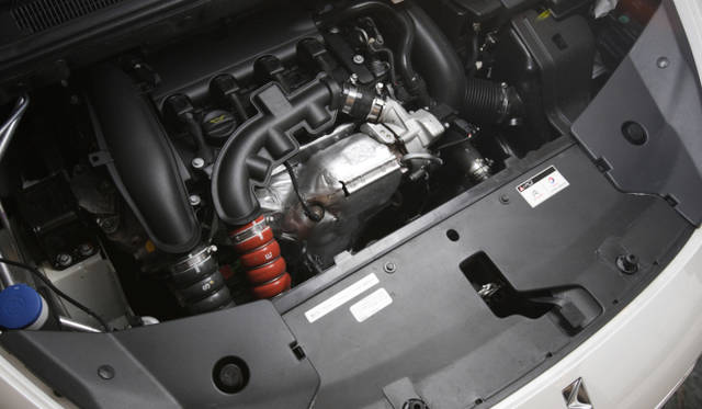 <strong>Citroen DS5 Chic｜シトロエン DS5 シック</strong><br />出力などにちがいはあるものの、日本のすべてのDSラインのエンジンはプジョー・シトロエンとBMWが共同開発した1,6リッター4気筒エンジンである 写真のDS5であれば、最高出力は115kW（156ps）/6,000rpm、最大トルクは240Nm（24.5kgm）/1,400-3,500rpmも発生し、JC08モードで燃費11.3km/ℓだ