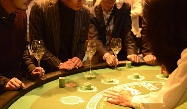 <strong>Charles Heidsieck｜シャルル エドシック</strong>　パーティでは、カジノゲームなど大人の社交場を再現