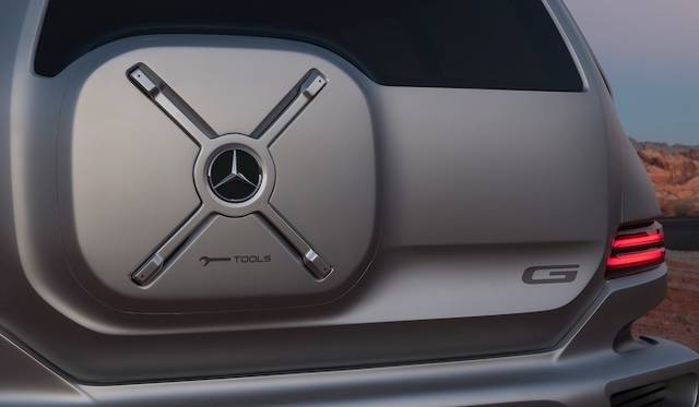 <strong>Mercedes-Benz Ener-G-Force｜メルセデス・ベンツ エナGフォース</strong><br />リアにはさまざまなツールが収納されている。ゲートを開けるのではなく、クロスしているレバーがついている部分のユニットのみを後ろに引き出してツールを取り出すしくみ