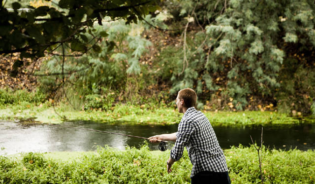 <strong>Cloudy Bay｜クラウディー ベイ</strong>　「フォラージュ」を主宰するクラウディー ベイの醸造チームのひとり、ティム・ヒースも余暇には猟に出かけたり、フライングフィッシングを楽しむアウトドアの達人だ