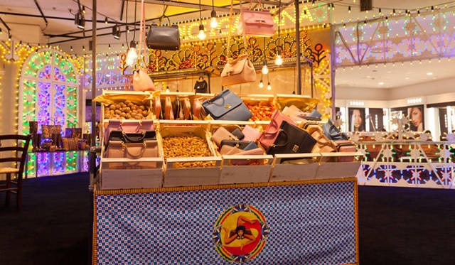 <strong>DOLCE&GABBANA｜ドルチェ＆ガッバーナ</strong>　クリスマスシーズンに出現するシチリアの屋台をイメージして作られたディスプレイ