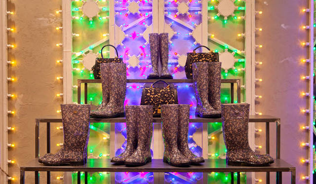 <strong>DOLCE&GABBANA｜ドルチェ＆ガッバーナ</strong>　レインブーツはブラウンとグレーの2色。こちらも伊勢丹新宿店のみの取り扱い 各3万450円