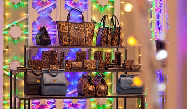 <strong>DOLCE&GABBANA｜ドルチェ＆ガッバーナ</strong>　ドルチェ＆ガッバーナ定番のレオパード柄やレザーアイテムは、クリスマスギフトに一押しだ