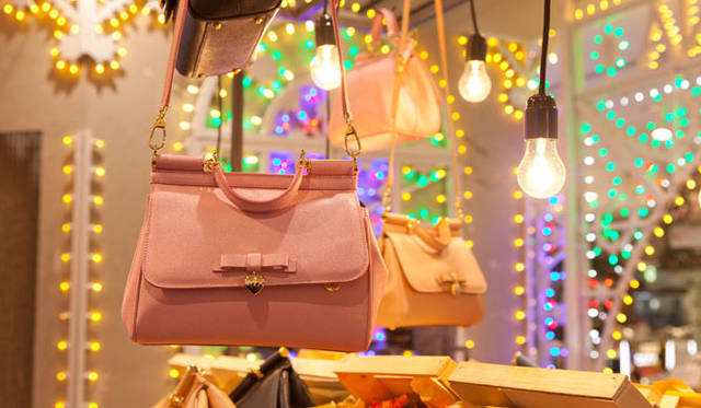 <strong>DOLCE&GABBANA｜ドルチェ＆ガッバーナ</strong>　ロゴが刻まれたチャーム付きで、今回のためだけのエクスクルーシブな「シシリー」のバッグ 全3色、各13万6500円