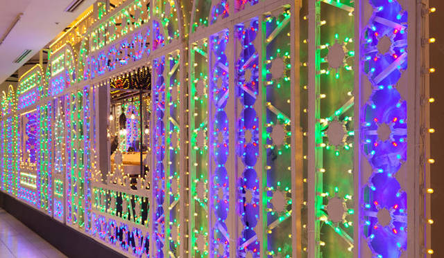 <strong>DOLCE&GABBANA｜ドルチェ＆ガッバーナ</strong>　大量の電飾で彩られるイルミネーションは圧巻の一言