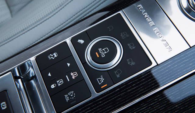 <strong>Land Rover Range Rover｜ランドローバー レンジローバー</strong><br />状況にあわせて電子デバイスをコントロールする「テレインレスポンス」