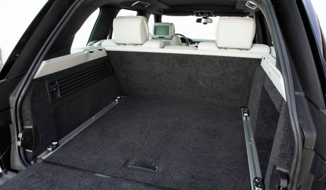 <strong>Land Rover Range Rover｜ランドローバー レンジローバー</strong><br />トランク容量は909リットルから2,030リットル さらにアンダーカバー下に550リットルの容量がある