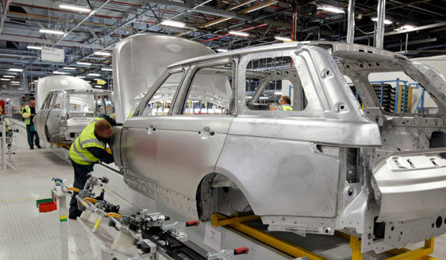 <strong>Land Rover Range Rover｜ランドローバー レンジローバー</strong><br />SUV初のオールアルミボディ 写真は製造中のホワイトボディとよばれるもの