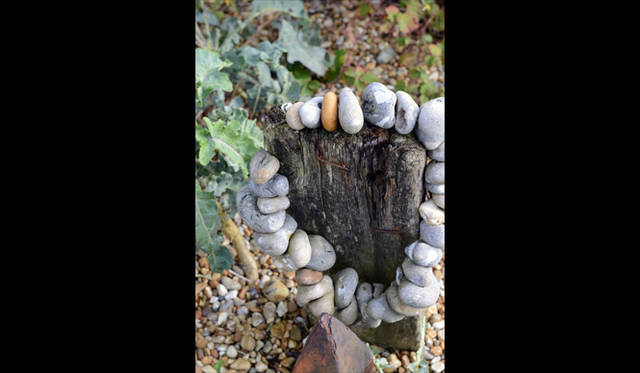 <strong>carnet de jardin｜松永 学</strong> 穴の空いた石の連なり