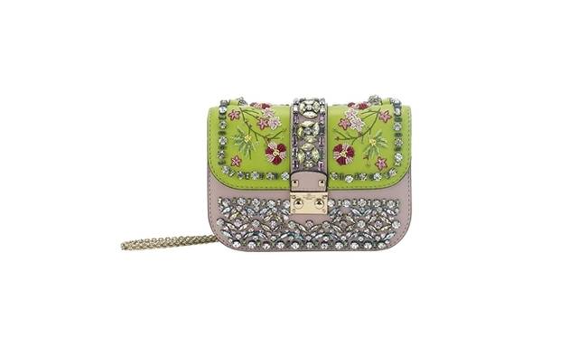 <strong>VALENTINO GARAVANI│ヴァレンティノ ガラヴァーニ</strong>　フラワーモチーフエンブロイダリーのショルダーバッグ　29万8200円　（伊勢丹新宿店での先行発売されません）