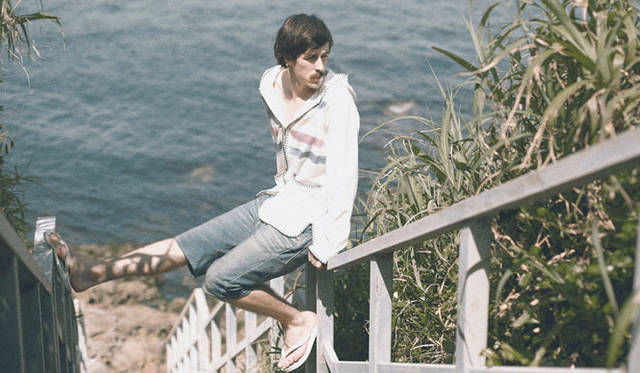 <strong>Birvin Uniform｜バービン ユニフォーム</strong>　2013春夏コレクション　ブランケットステッチ スウェットパーカ2万5200円、デニム転写 スウェットパンツ2万9400円