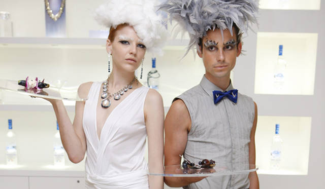 <strong>EVENT｜グレイグース パーフェクトモーメント</strong>　Mr.グレイグースとMs.グレイグースが週末の丸の内に現れ、人びとを物語のなかへと誘う　GREY GOOSE BAR powered by SWAROVSKI