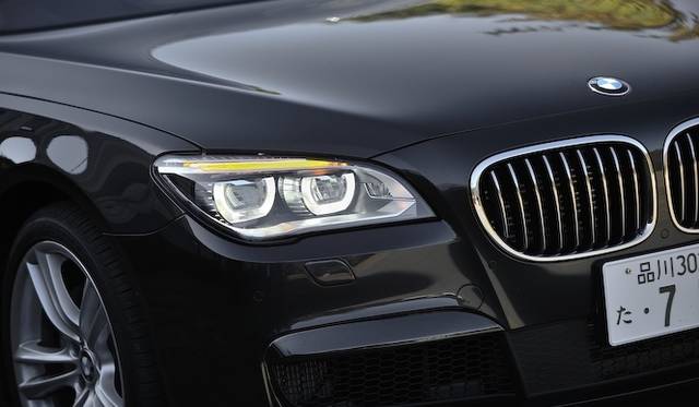 <strong>BMW ActiveHybrid 7 M Sport Package｜ビー・エム・ダブリュー アクティブハイブリッド7 Mスポーツパッケージ</strong><br />ヘッドライトの上部にライン状のLEDウインカーが採用された