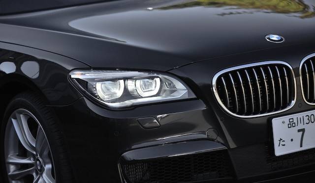 <strong>BMW ActiveHybrid 7 M Sport Package｜ビー・エム・ダブリュー アクティブハイブリッド7 Mスポーツパッケージ</strong><br />ヘッドライトは、ロー/ハイともにLEDライトを採用。リングライトそのものがロービームとなる。ただし、740iと740iLはバイキセノンヘッドライトが標準装備
