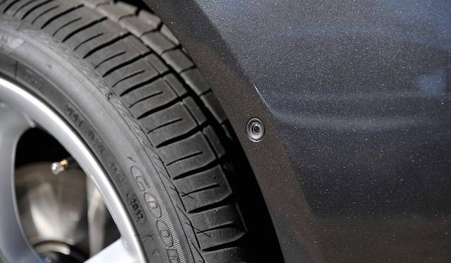 <strong>BMW ActiveHybrid 7 M Sport Package｜ビー・エム・ダブリュー アクティブハイブリッド7 Mスポーツパッケージ</strong><br />フロントバンパーサイドに設置されたサイドビューカメラ