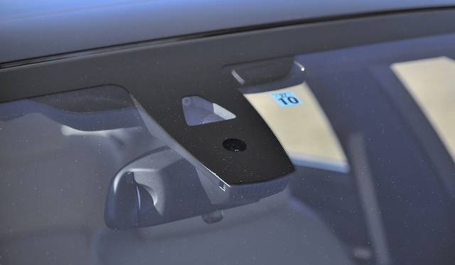 <strong>BMW ActiveHybrid 7 M Sport Package｜ビー・エム・ダブリュー アクティブハイブリッド7 Mスポーツパッケージ</strong><br />フロントガラス中央部にはトップビューカメラをそなえる