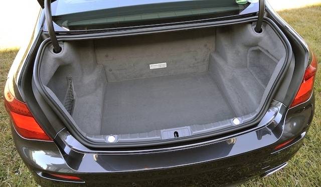 <strong>BMW ActiveHybrid 7 M Sport Package｜ビー・エム・ダブリュー アクティブハイブリッド7 Mスポーツパッケージ</strong><br />トランク容量は360リットルと、通常グレードに比べて、バッテリーが設置してある分少なくなっている