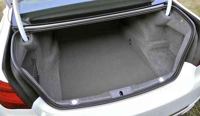 <strong>BMW 740i｜ビー･エム･ダブリュー 740i</strong><br />通常モデルのトランク容量は500リットル