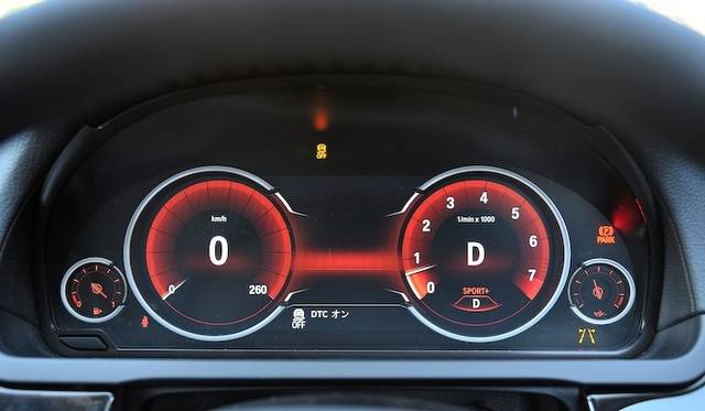 <strong>BMW 740i｜ビー･エム･ダブリュー 740i</strong><br />スポーツモードのメーターパネル