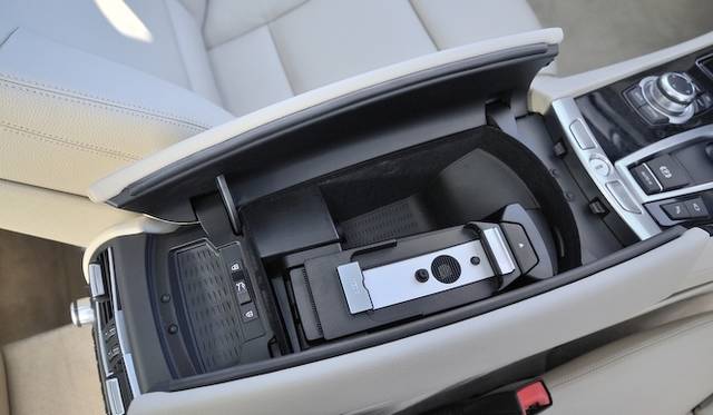<strong>BMW 7 Series ｜ビー・エム・ダブリュー 7シリーズ</strong><br />センターコンソールボックス内にはiphone専用の接続ホルダーが設置されている。