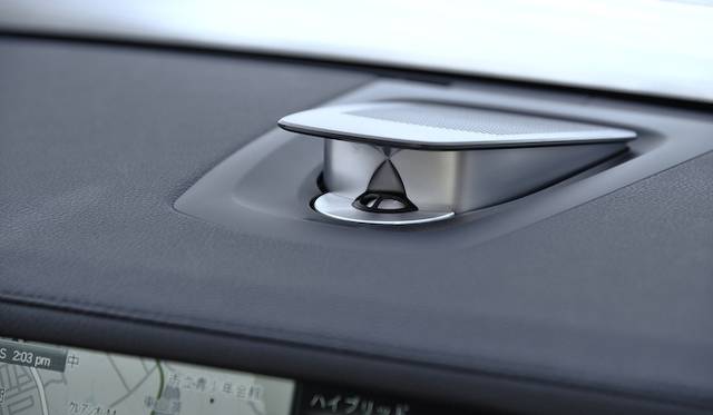 <strong>BMW ActiveHybrid 7｜ビー・エム・ダブリューアクティブハイブリッド7</strong><br />16スピーカー9チャンネル、出力600ワットのバング＆オルフセン ハイエンド サラウンドシステムが、標準装備となる760iを除くすべてのグレードにオプションとして用意される。標準装備は出力205ワットの12スピーカーサラウンドシステム