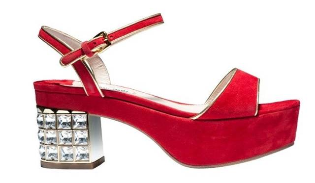 <strong>MIU MIU│ミュウミュウ</strong>　ビジューヒールレッドサンダル（ヒール6.5センチ）　13万4400円