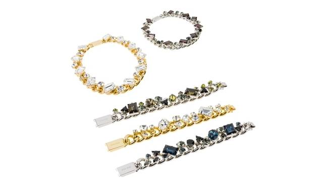 <strong>MIU MIU│ミュウミュウ</strong>　ビジューネックレス　9万9750円、ビジューブレスレット　5万9850円　（銀座店の限定カラーはボルドーのみ）