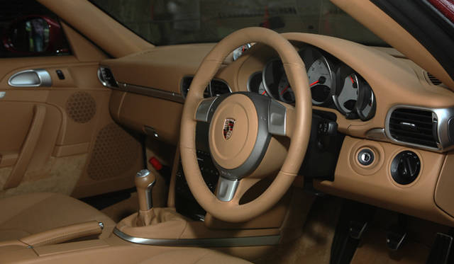 <strong>あなたのクルマ 見せてください｜第5回　安東弘樹×ポルシェ 911 カレラ 4S</strong>