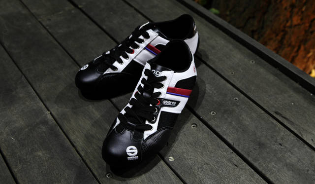 <strong>あなたのクルマ 見せてください｜第5回　安東弘樹×ポルシェ 911 カレラ 4S</strong><br />いつもクルマの中に忍ばせているというお気に入りのドライビングシューズ「sparco TIME77シリーズ」。問い合わせ先「ディージャック株式会社」Tel. 042-674-7700