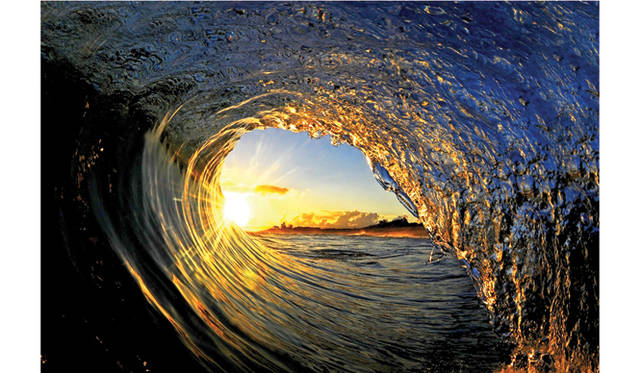 <strong>ART｜波が美しく崩れる瞬間を撮影した『クラーク・リトル写真展』</strong>　SUN CURL ©Clark Little