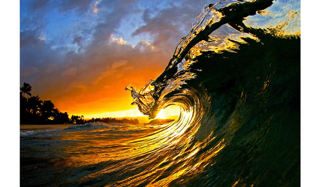 <strong>ART｜波が美しく崩れる瞬間を撮影した『クラーク・リトル写真展』</strong>　KING KAMEHAMEHA ©Clark Little