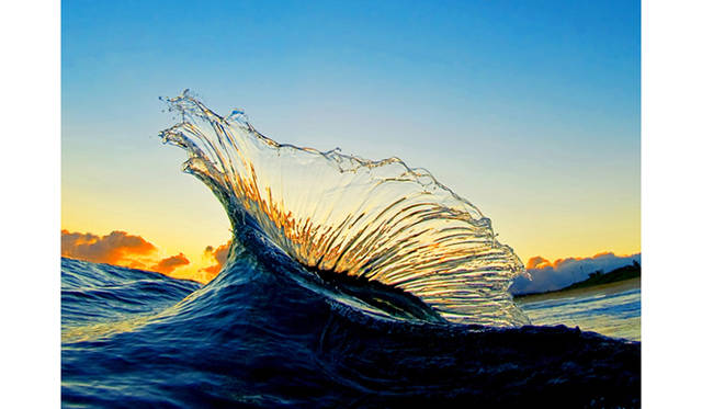 <strong>ART｜波が美しく崩れる瞬間を撮影した『クラーク・リトル写真展』</strong>　MARLIN ©Clark Little