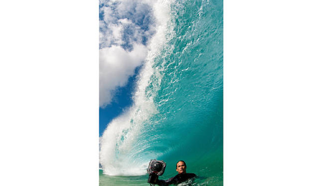 <strong>ART｜波が美しく崩れる瞬間を撮影した『クラーク・リトル写真展』</strong>　クラーク・リトル 撮影風景A ©Clark Little