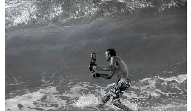 <strong>ART｜波が美しく崩れる瞬間を撮影した『クラーク・リトル写真展』</strong>　クラーク・リトル撮影風景B ©Dane Little