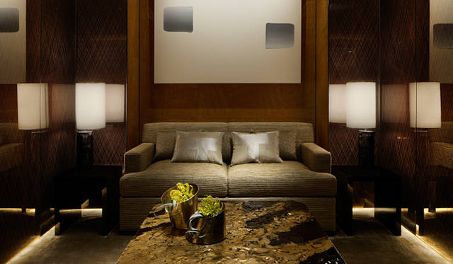 <strong>LOUIS VUITTON｜ルイ・ヴィトン</strong>　和の要素を随所に取り入れたシックでコンテンポラリーなインテリアは、フランス人デザイナーのグエナエル･ニコラ氏が手がけている。