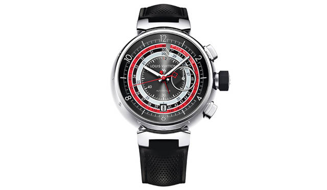 <strong>LOUIS VUITTON｜ルイ・ヴィトン</strong>　「タンブール オトマティック クロノグラフ ヴォワイヤージュⅡ」（ケース径 44mm） 81万9000円　<br/><br />2011年に初登場したタキメーター機能を備えた「タンブール オトマティック クロノグラフ ヴォワイヤージュ」に、あらたに登場したセカンドモデル「タンブール オトマティック クロノグラフ ヴォワイヤージュII」。スポーティでありながら洗練されたデザインのポイントといえるグレーのダイヤルは、1970年代のスポーツカーのダッシュボードにインスピレーションを得ており、ヴィンテージ感はそのままに、コンテンポラリーな雰囲気を醸し出している。機能美における特徴はクロノグラフの積算計を表すレッドカラーの小さな中央針、そして走行した1キロの平均速度の正確な計測を可能にする3重の円形構造のタキメーター目盛りだ。通常のタキメーターの目盛りでは、60 km/時以下の平均速度を計測することができないところ、ルイ・ヴィトンでは3重の円形構造のタキメーター目盛りを開発。20 km/時までの低速度の計測を可能にしたのである。身につける者を即座にカーレースの世界へといざなうこの高機能時計では、スイスのデュボア・デプラ社のワークショップで製造された自動巻きムーブメント、キャリバーLV168を搭載。42時間パワーリザーブ機能を備え、シリアル番号入りで888個限定生産。ピンクゴールドタイプは88個限定生産となっている。