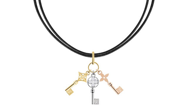 <strong>LOUIS VUITTON｜ルイ・ヴィトン</strong>　「パンダンティフ モノグラム・イディール トワ クレ」 26万3550円 <br/><br />2012年春の発売以来、繊細なモノグラム モティーフが人気の「モノグラム・イディール」コレクション。イエロー・ピンク・ホワイトの3色のゴールドがバランスよく配されたデザインは、コーディネイトのアクセントとして上品さと華やかさをもたらしてくれる。新作ネックレスのKEYモチーフは、ルイ・ヴィトンの伝統あるハードトランクのKEYからのインスピレーション。「大切な物を守る」「心の鍵を開ける」などの想いが込められており、大切なひとへの贈り物に、また自分にとってのお守りとして、つねに身に着けていたいアイテムである。
