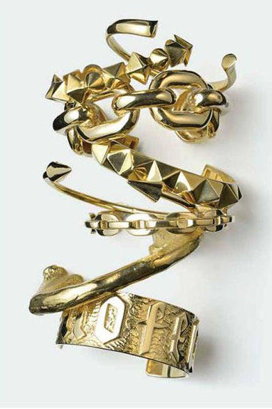 <strong>BARNEYS NEW YORK｜バーニーズ　ニューヨーク</strong>　「JENNIFFER FISHER」　バングル（上から）2万475円、5万3550円、7万8750円、5万9850円、2万7300円、4万950円、4万3050円、4万6200円（すべてバーニーズ エクスクルーシヴ）