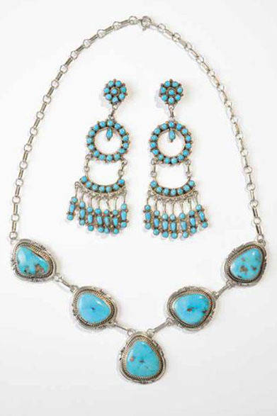 <strong>BARNEYS NEW YORK｜バーニーズ　ニューヨーク</strong>　「HARPO」　イヤリング4万9350円、ネックレス7万6650円（ともにバーニーズ エクスクルーシヴ）