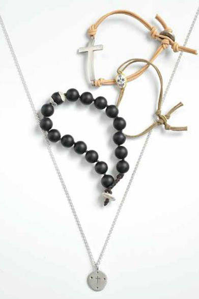 <strong>BARNEYS NEWYORK｜バーニーズ　ニューヨーク</strong>　「ME&RO」　上から､ブレスレット3万6750円、12万8100円、3万3600円、ネックレス2万2050円（すべてバーニーズ エクスクルーシヴ）