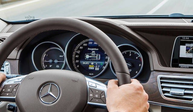 <strong>Mercedes-Benz E300 BlueTEC HYBRID｜メルセデス・ベンツ E300 ブルーテックハイブリッド</strong>