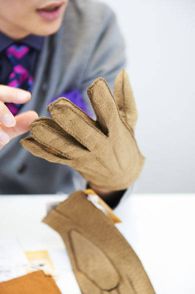 <strong>BARNEYS NEW YORK｜バーニーズ　ニューヨーク</strong>　グローブ各3万3600円（メゾン ファブレ／バーニーズ　ニューヨーク）