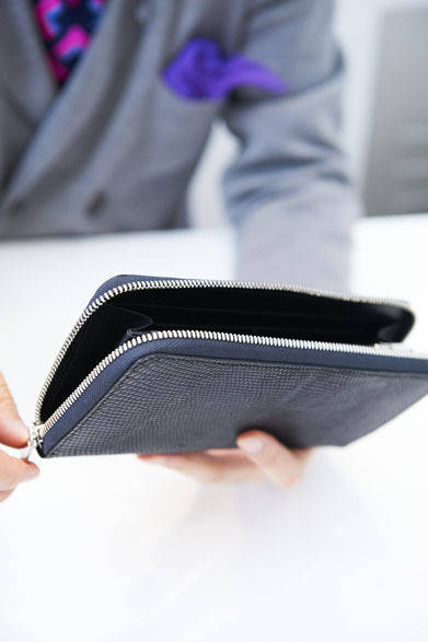 <strong>BARNEYS NEW YORK｜バーニーズ　ニューヨーク</strong>　ラウンドファスナーの長財布9万9750円、長財布6万900円、名刺入れ2万9400円（ファーロ／バーニーズ　ニューヨーク）