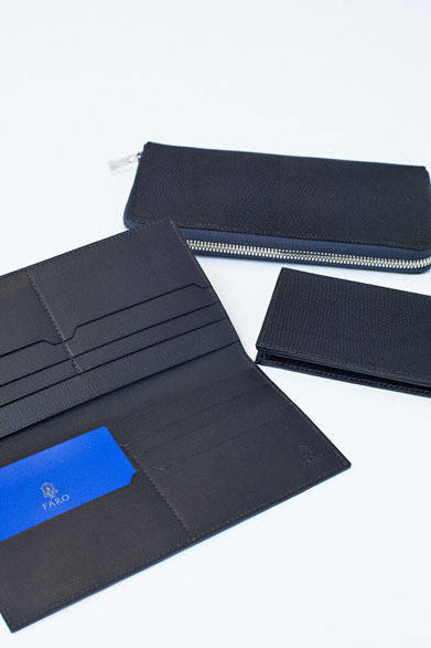 <strong>BARNEYS NEW YORK｜バーニーズ　ニューヨーク</strong>　ラウンドファスナーの長財布9万9750円、長財布6万900円、名刺入れ2万9400円（ファーロ／バーニーズ　ニューヨーク）