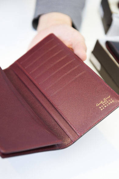 <strong>BARNEYS NEW YORK｜バーニーズ　ニューヨーク</strong>　長札5万400円、小銭入れ2万5200円、名刺入れ3万1500円（カミーユ フォルネ／バーニーズ　ニューヨーク）