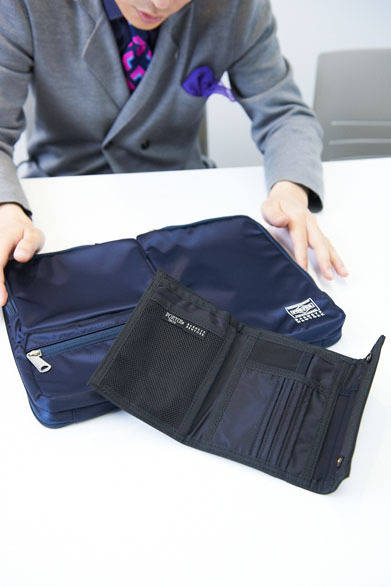 <strong>BARNEYS NEW YORK｜バーニーズ　ニューヨーク</strong>　ポーター×バーニーズ　ニューヨークの高密度ナイロンを使ったトラベルウォレット1万500円、クラッチバッグ2万4150円（ポーター×バーニーズ　ニューヨーク／バーニーズ　ニューヨーク）