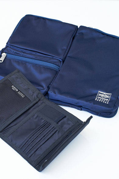 <strong>BARNEYS NEW YORK｜バーニーズ　ニューヨーク</strong>　ポーター×バーニーズ　ニューヨークの高密度ナイロンを使ったトラベルウォレット1万500円、クラッチバッグ2万4150円（ポーター×バーニーズ　ニューヨーク／バーニーズ　ニューヨーク）