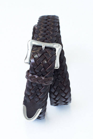 <strong>BARNEYS NEW YORK｜バーニーズ　ニューヨーク</strong>　J&Mデヴィッドソンでダントツで売れているメッシュベルト（型番53401）は使いやすい30ミリ幅。メッシュベルト3万5700円（J&Mデヴィッドソン／バーニーズ　ニューヨーク）