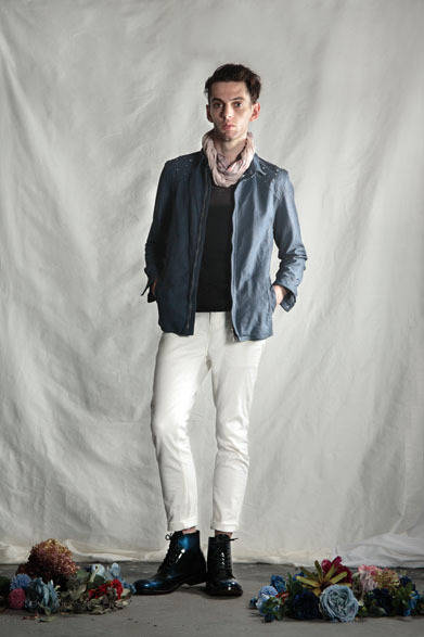 <strong>DIET BUTCHER SLIM SKIN｜ダイエットブッチャースリムスキン</strong>　2013春夏コレクション　ガーメントダイカフスキンシャツブルゾン9万3450円、ローズ転写ニット2万9400円、ルーズフィットシルエットデニムパンツ1万9950円、バフ加工メタリックレザーブーツ7万2450円